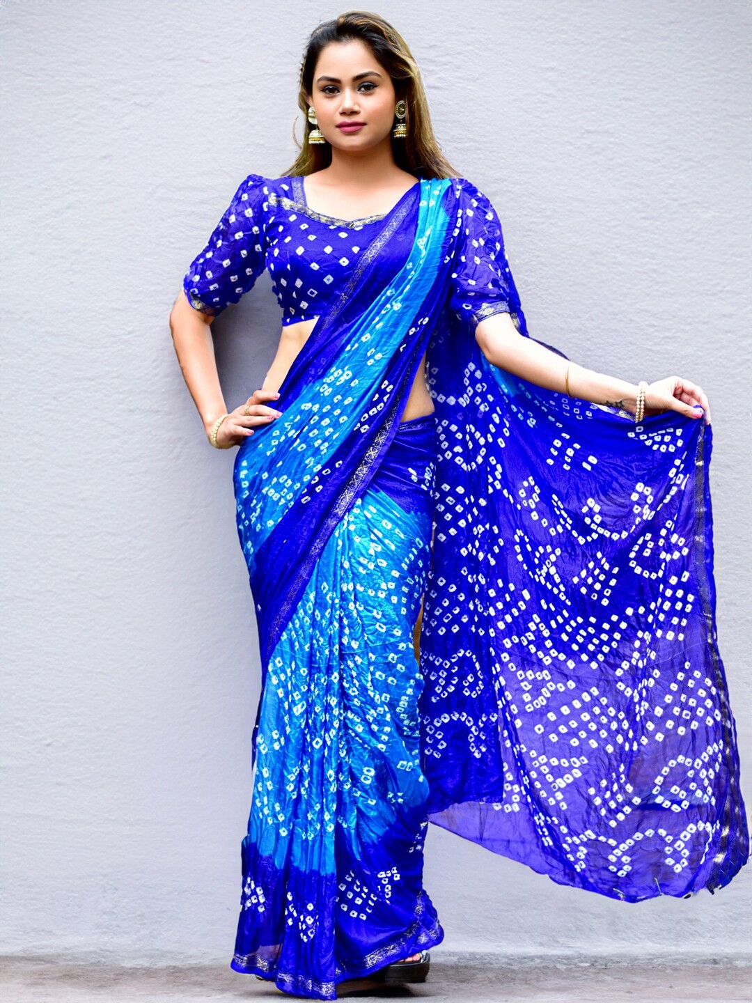 

SAREEWAVE Printed Zari Bandhani Saree, Blue