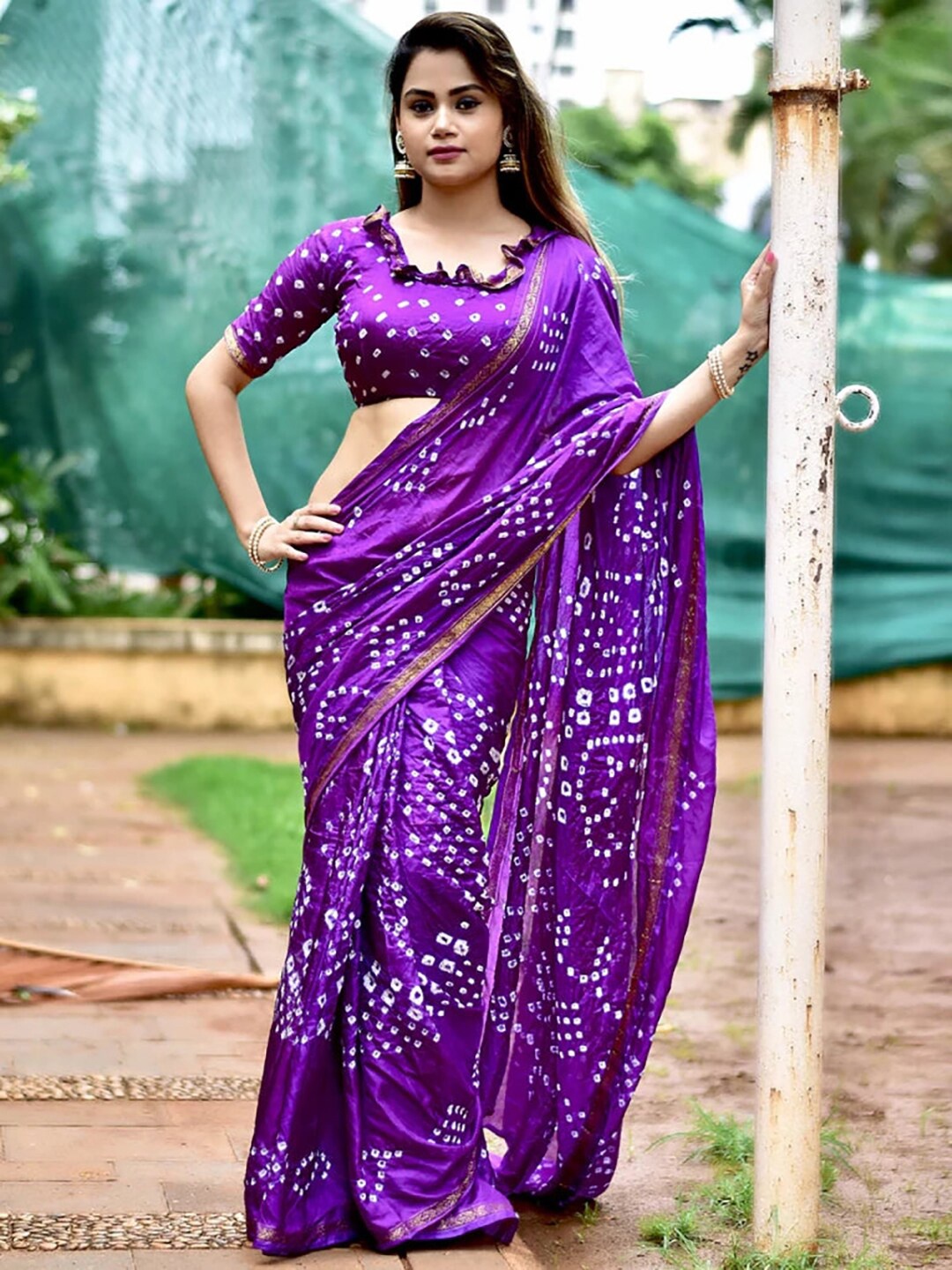 

SAREEWAVE Printed Zari Bandhani Saree, Purple