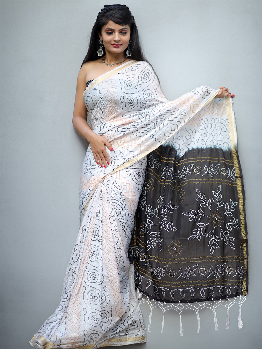 

SAREEWAVE Printed Zari Bandhani Saree, Black