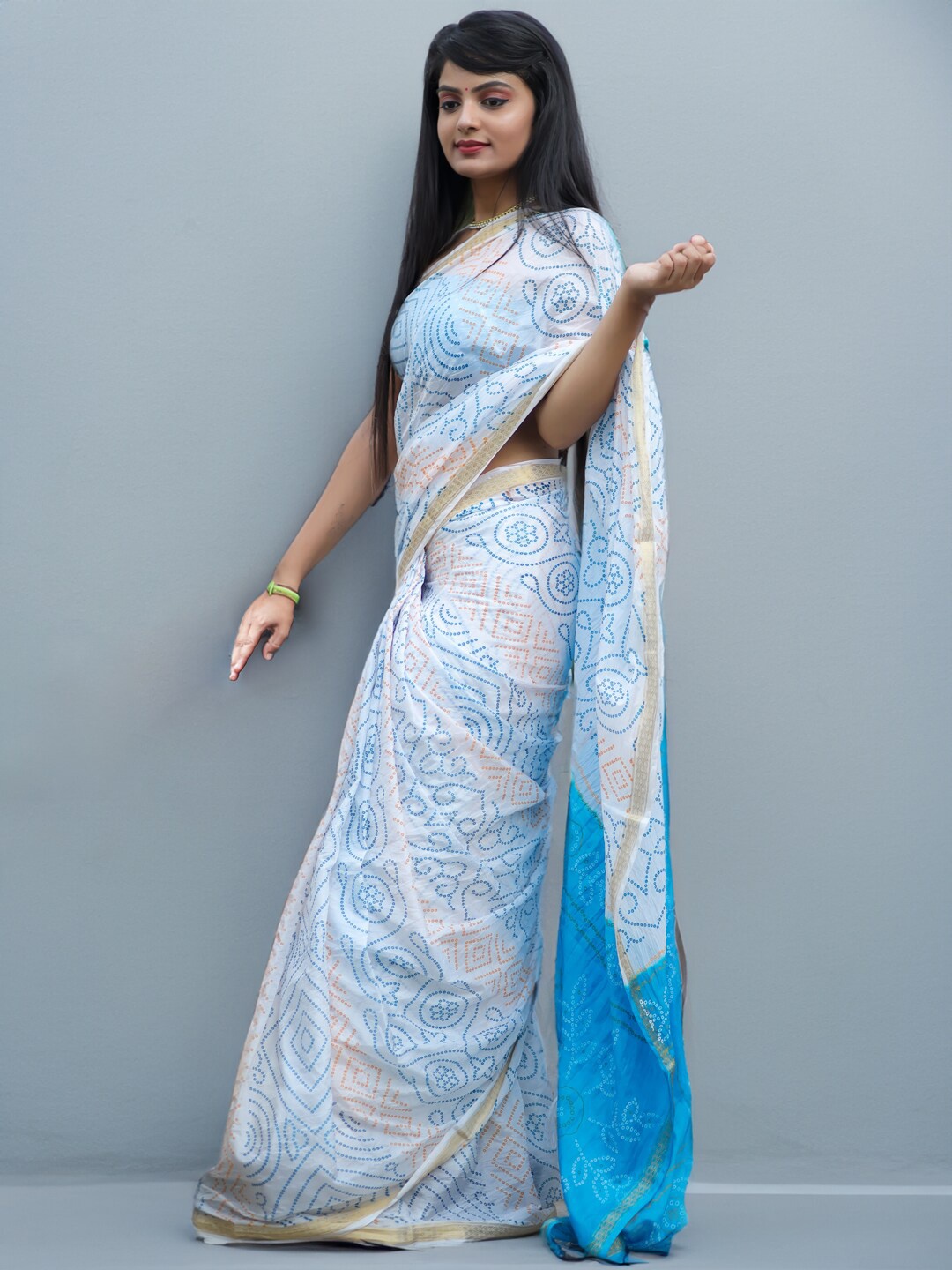 

SAREEWAVE Printed Zari Bandhani Saree, Blue