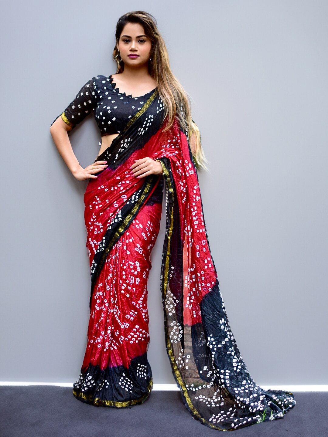 

SAREEWAVE Printed Zari Bandhani Saree, Red