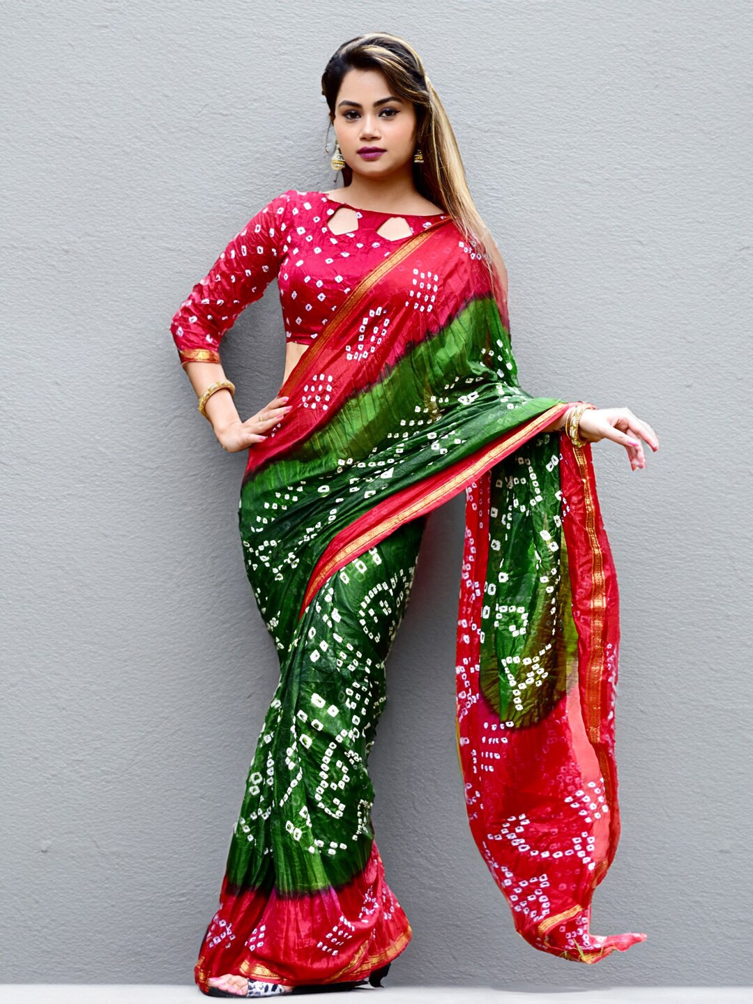 

SAREEWAVE Printed Zari Bandhani Saree, Green
