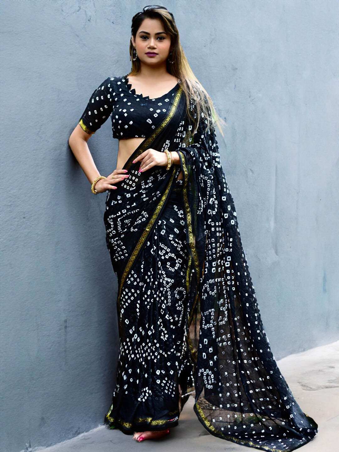 

SAREEWAVE Bandhani Printed Zari Art Silk Bandhani Saree, Black