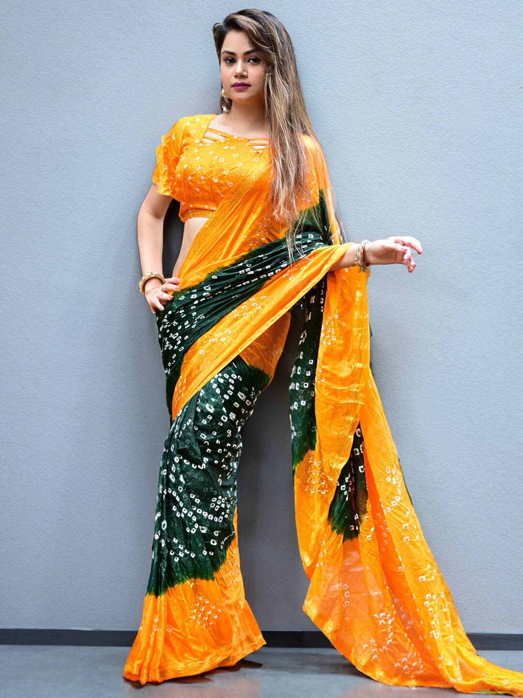 

SAREEWAVE Bandhani Printed Zari Bandhani Saree, Green