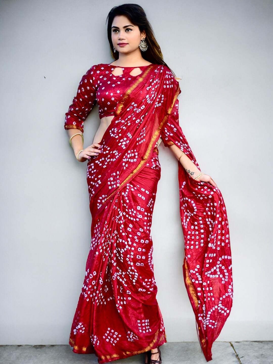 

SAREEWAVE Bandhani Printed Zari Art Silk Bandhani Saree, Red