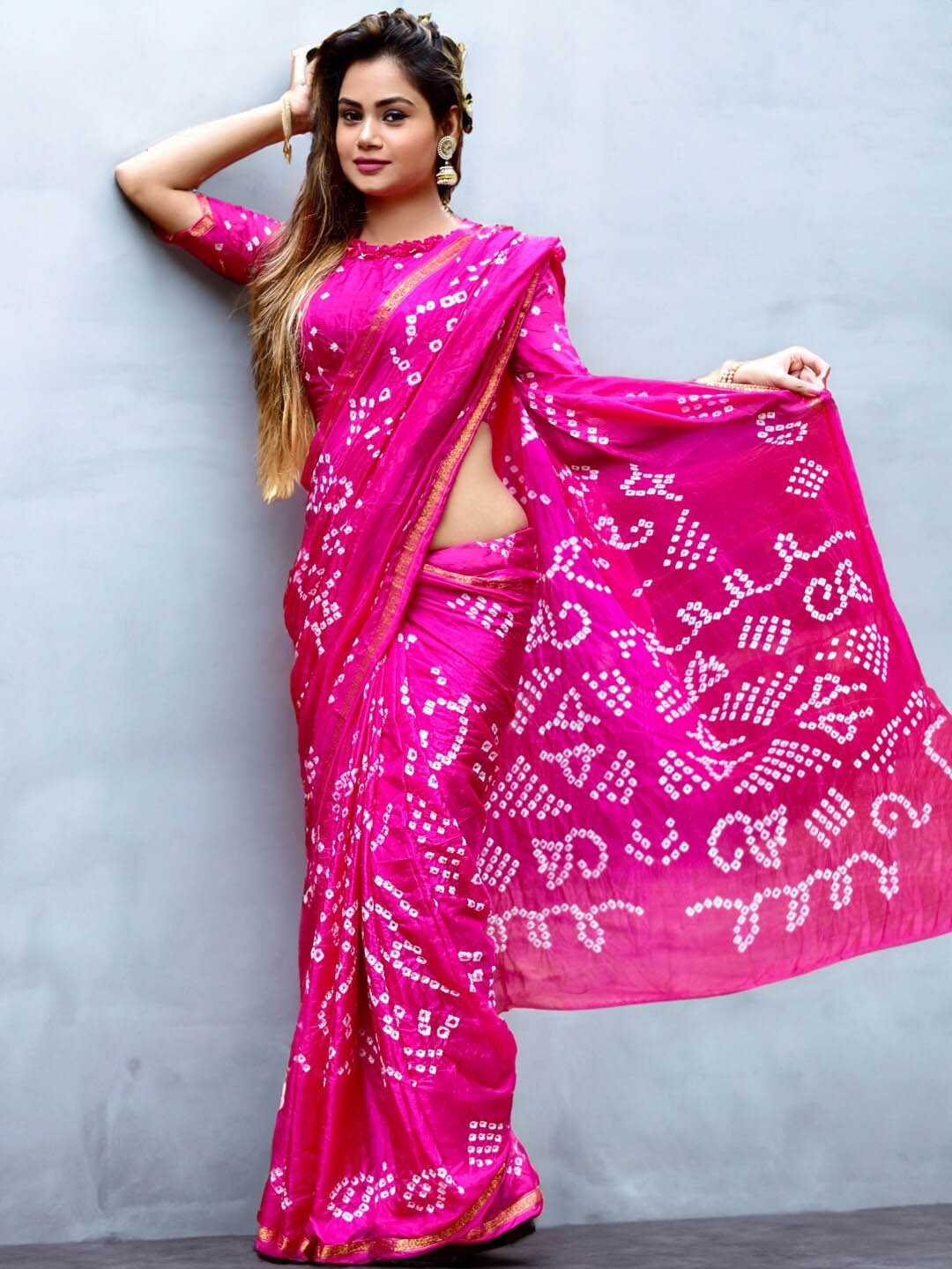 

SAREEWAVE Bandhani Printed Zari Art Silk Bandhani Saree, Pink