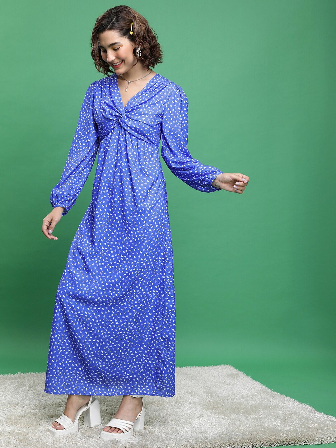 

Tokyo Talkies Blue & White Floral Printed V-Neck Maxi Dress