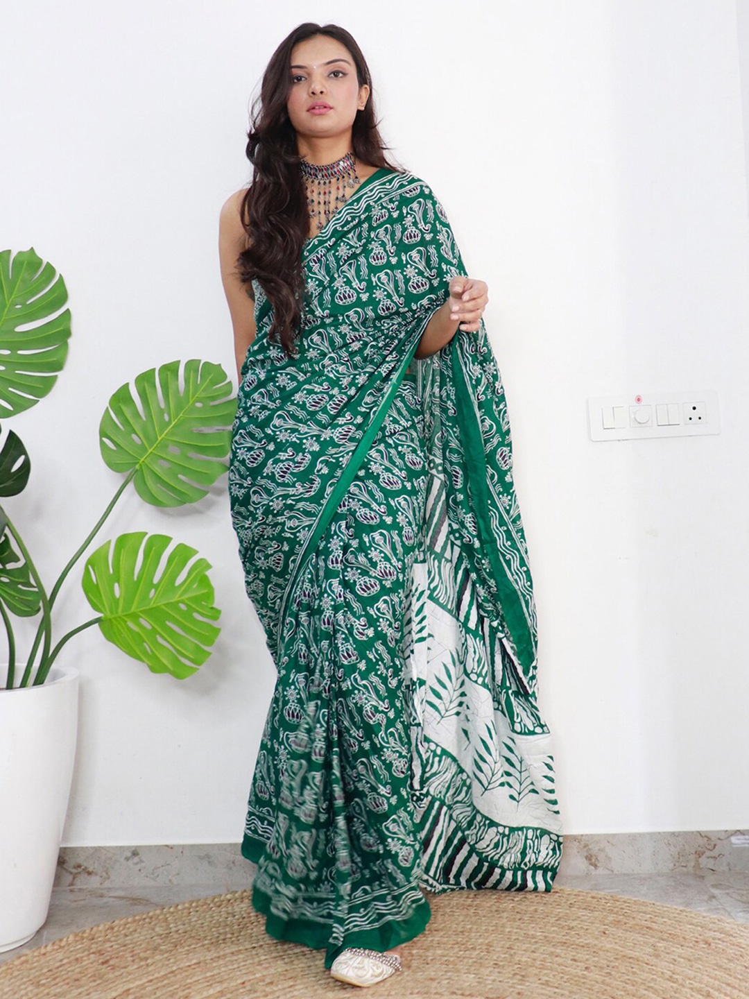 

Mitera Ethnic Motifs Printed Saree, Green