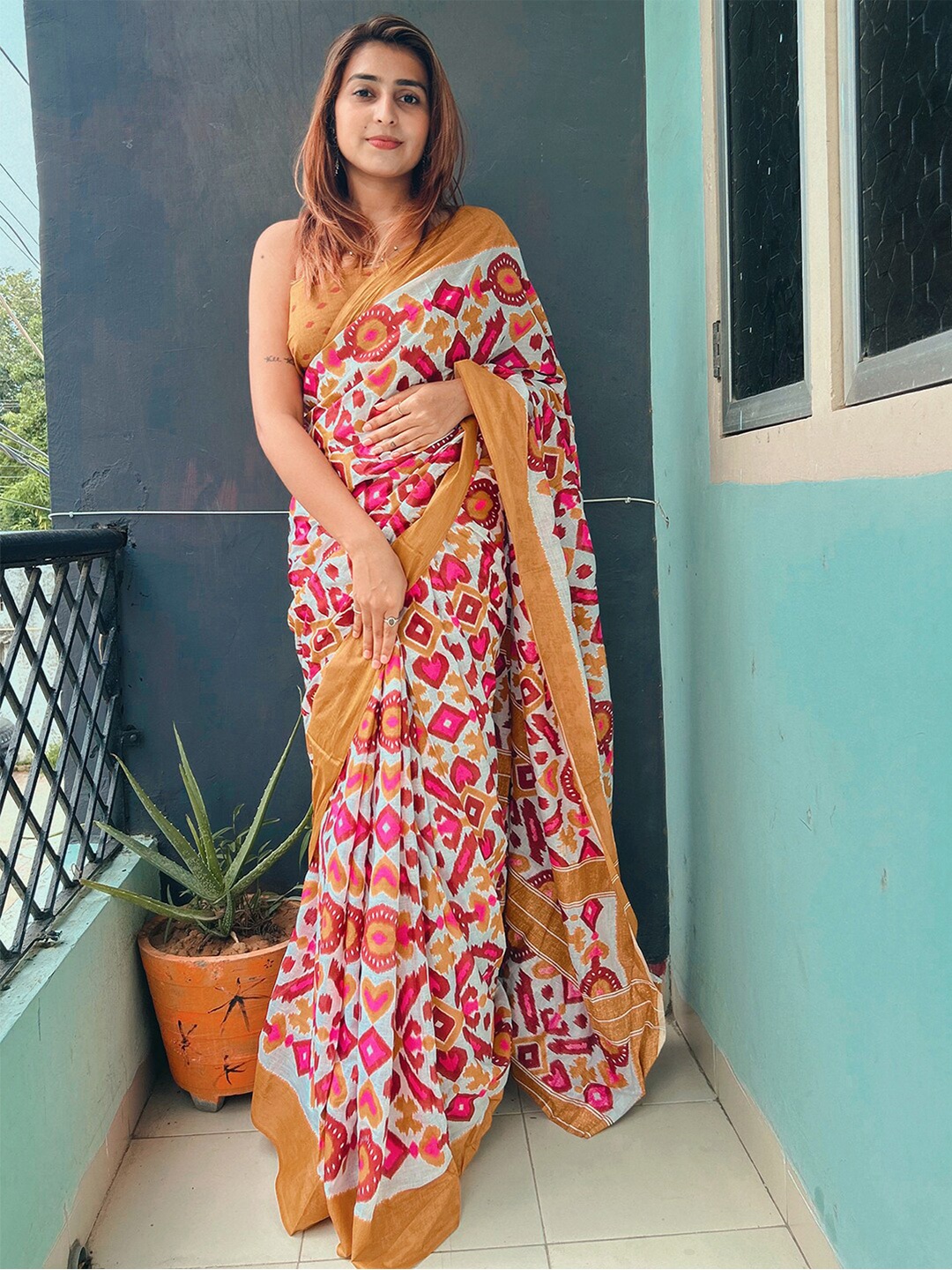 

Mitera Ethnic Motifs Printed Saree, White