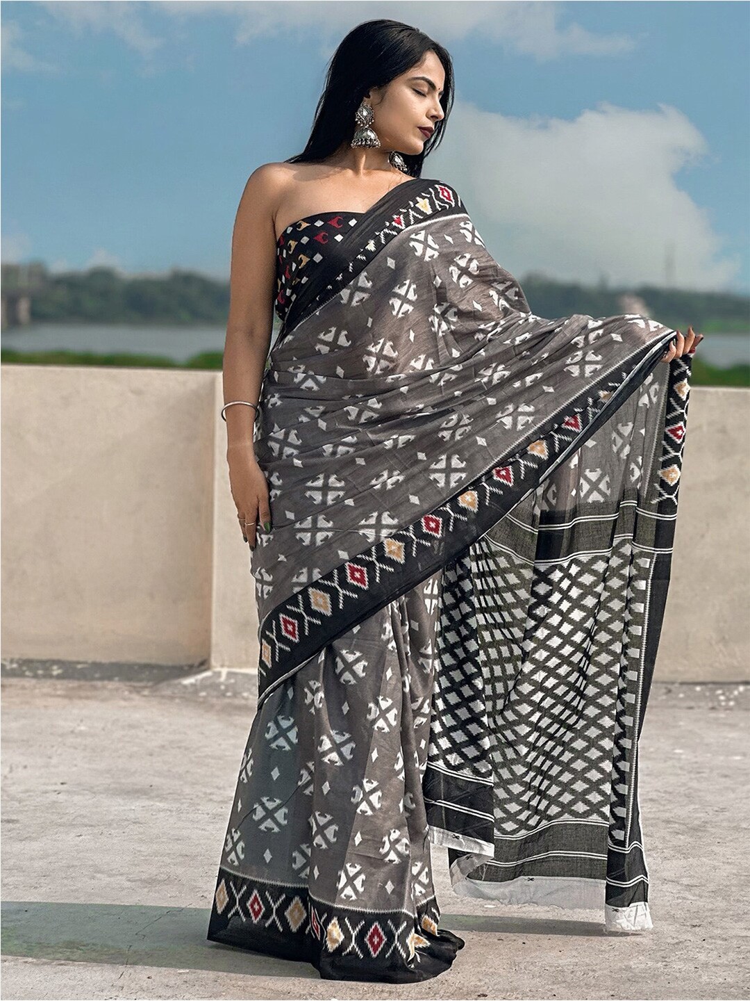 

Mitera Ethnic Motifs Printed Saree, Grey