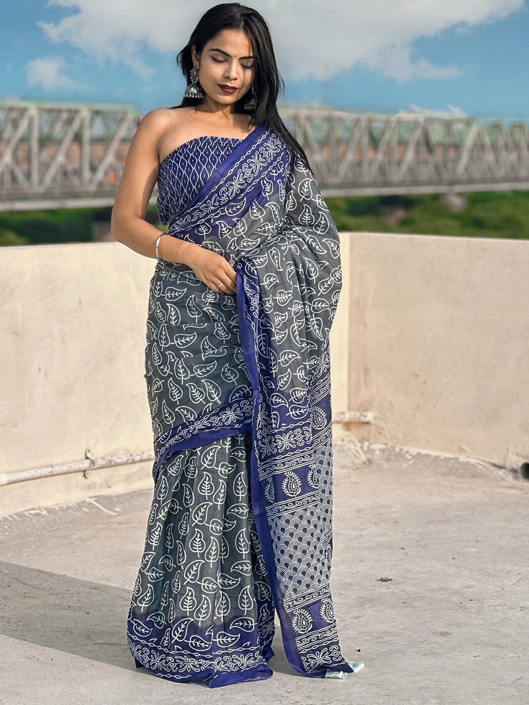 

Mitera Ethnic Motifs Printed Saree, Grey