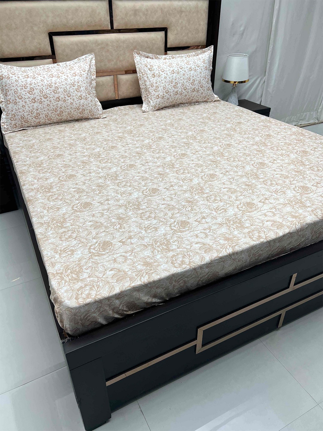 

Pure Decor Sapphire Brown Printed Cotton 250 TC Fitted King Bedsheet with 2 Pillow Covers
