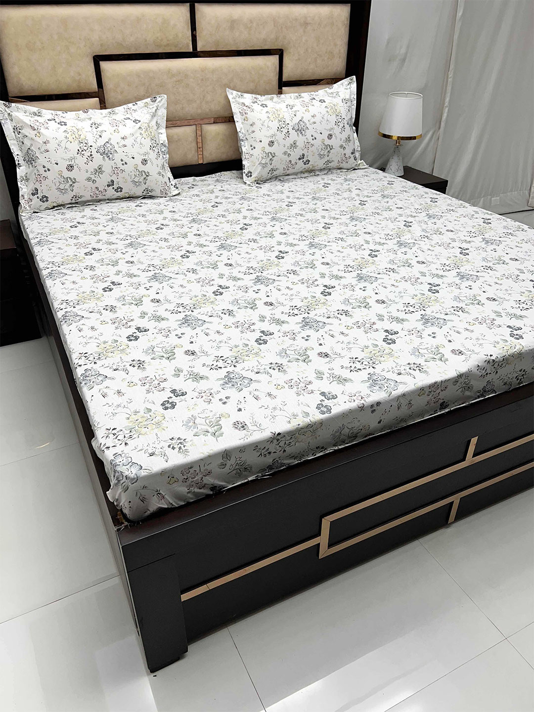 

Pure Decor Grey & White Pure Cotton 250 TC Super King Fitted Bedsheet & 2 Pillow Covers