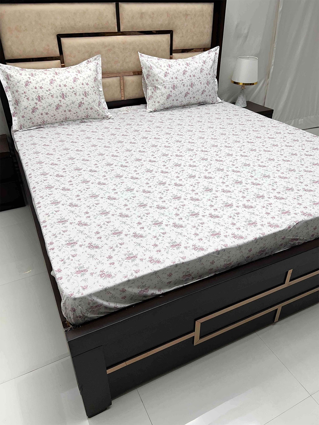 

Pure Decor Gem White Floral Cotton Fitted 250 TC Super King Bedsheet & 2 Pillow Covers, Pink