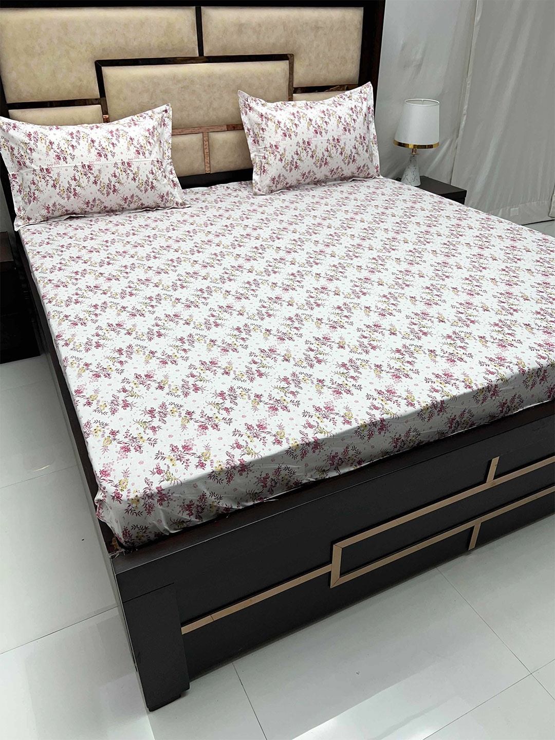 

Pure Decor Gem Maroon & White Floral Cotton 250 TC Super King Bedsheet & 2 Pillow Covers