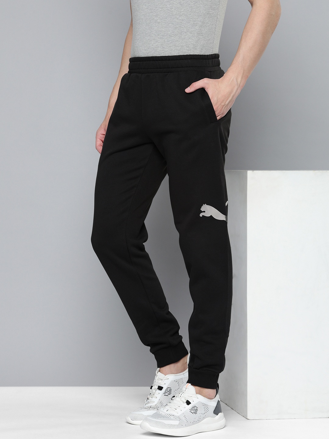 

Puma Men ESS Logo Lab Track Pants, Black
