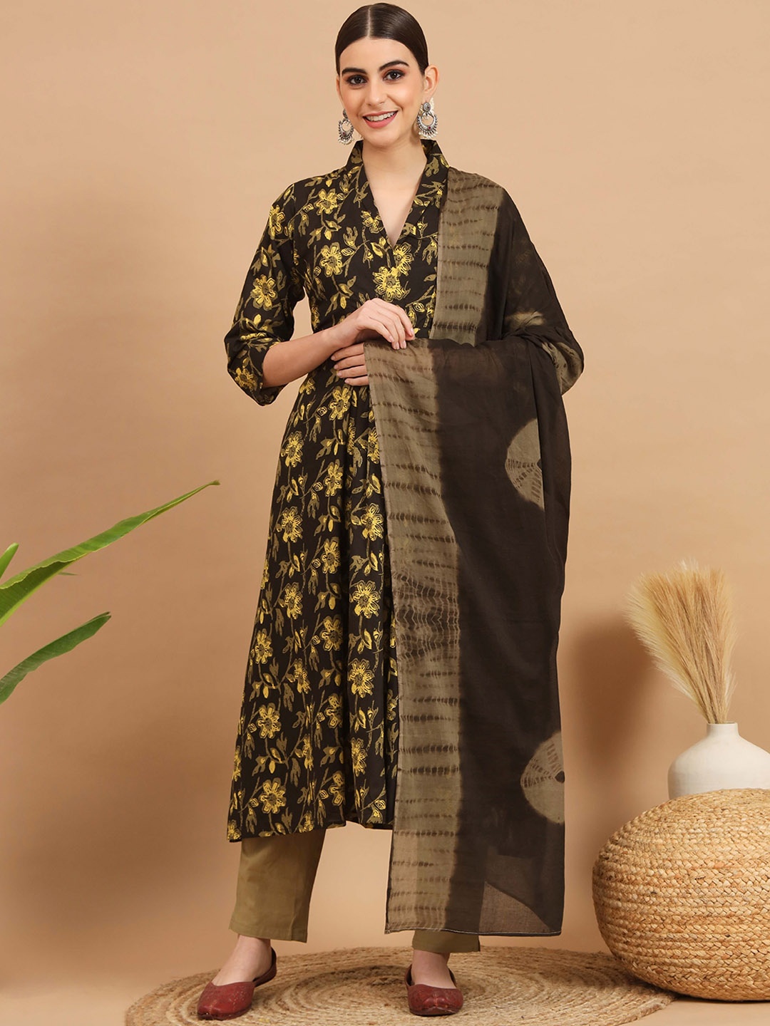 

Vbuyz Floral Printed Pleated Kurta & Trousers With Dupatta, Brown