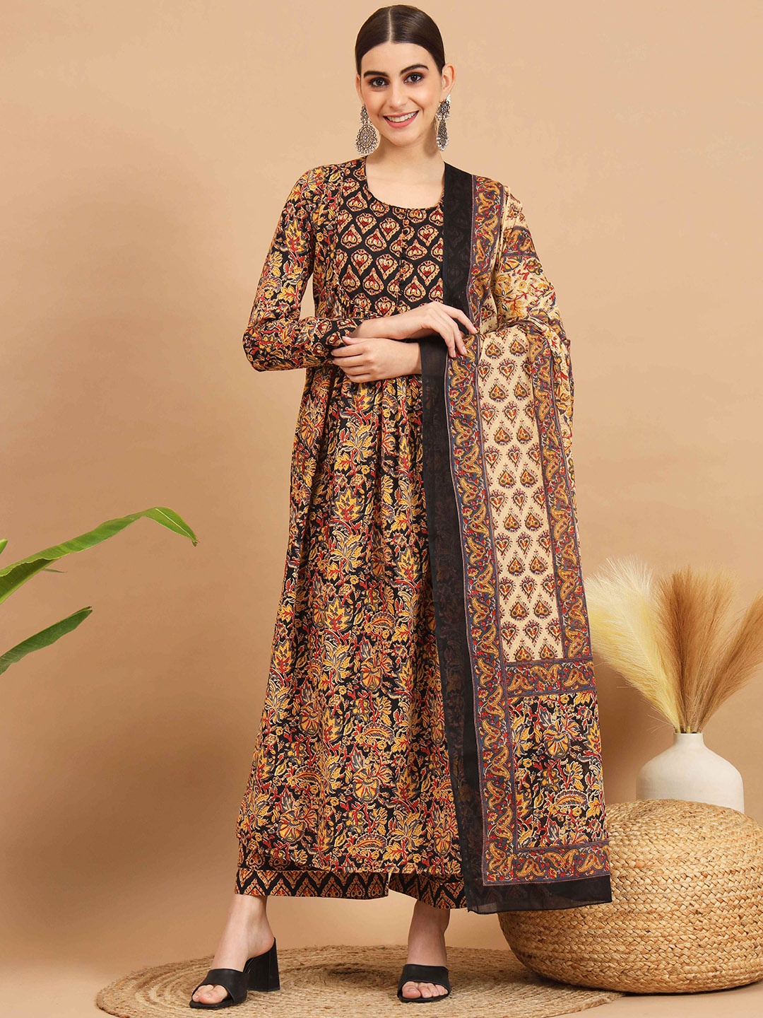 

Vbuyz Floral Printed Gotta Patti Kurta & Palazzos With Dupatta, Black