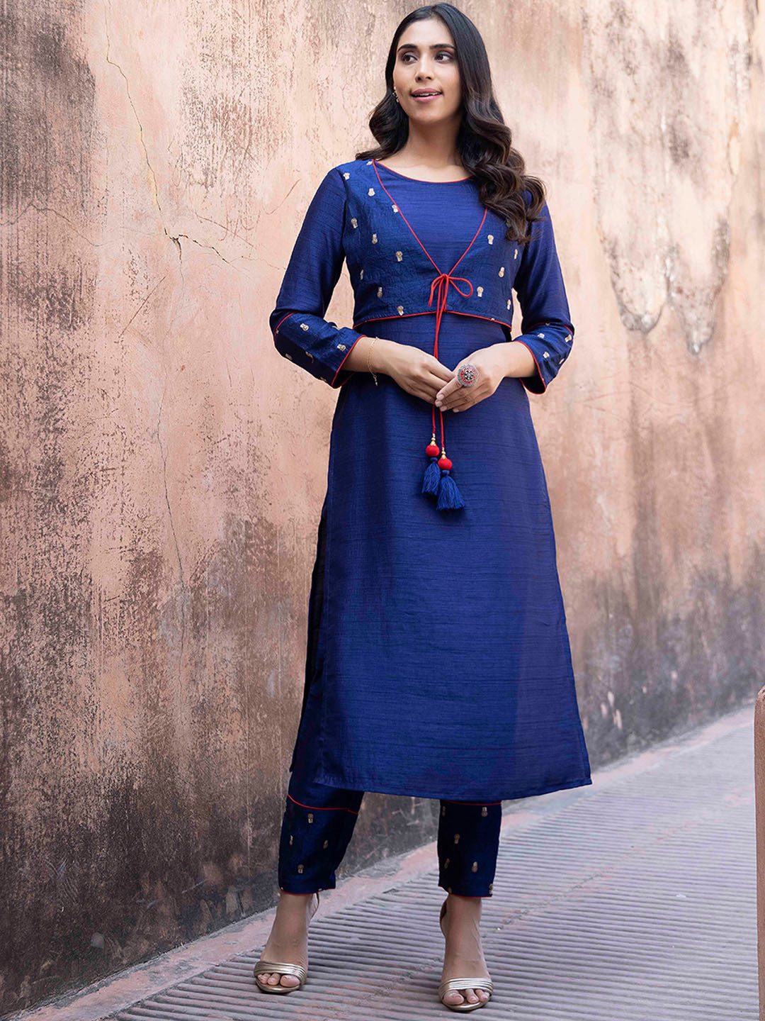 

Ragavi Ethnic Motifs Woven Design Kurta with Trousers, Blue
