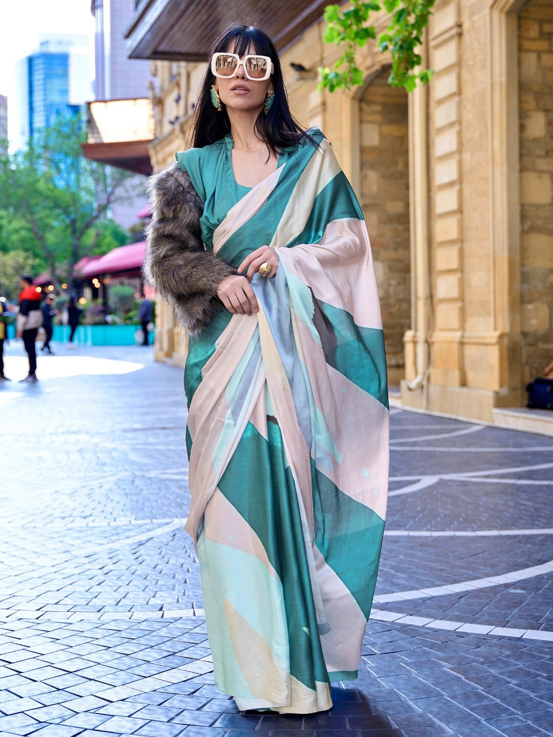 

Mitera Colourblocked Satin Saree, Teal
