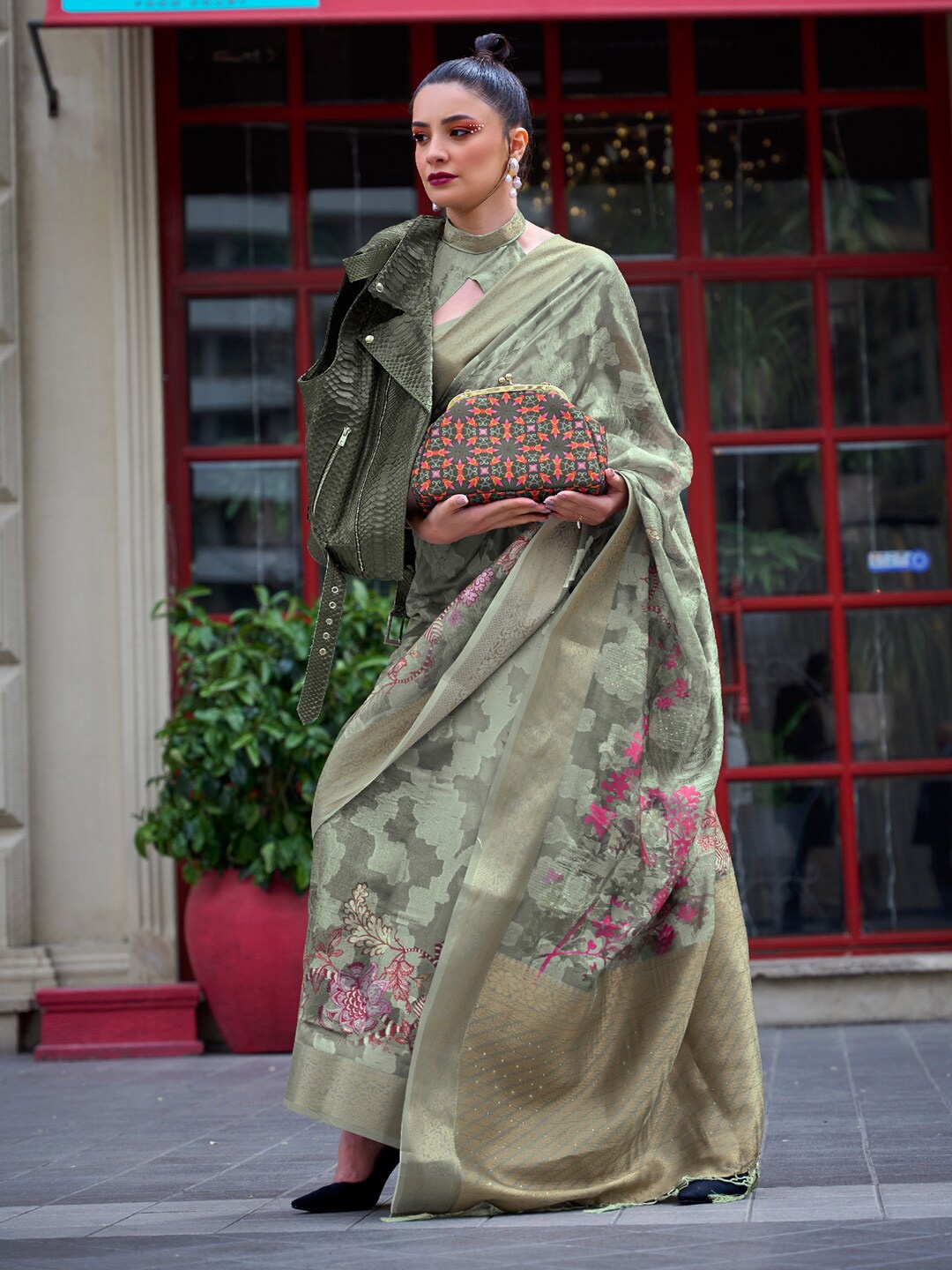 

Mitera Floral Sequinned Brasso Sungudi Saree, Olive