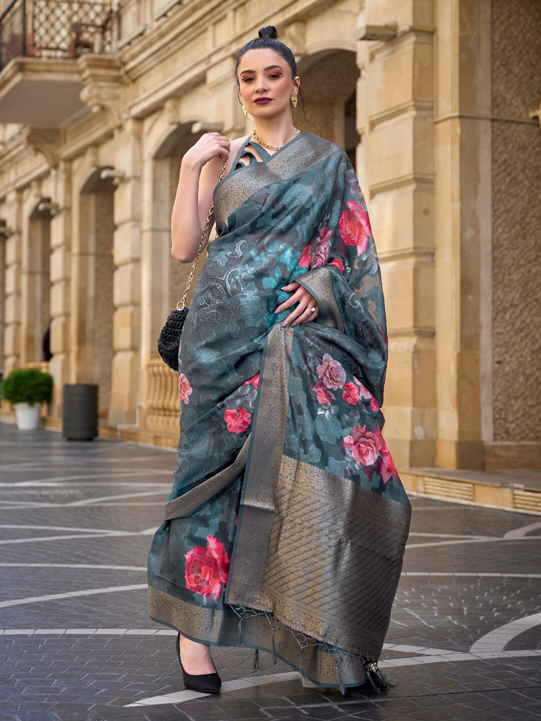 

Mitera Floral Zari Brasso Sungudi Saree, Charcoal