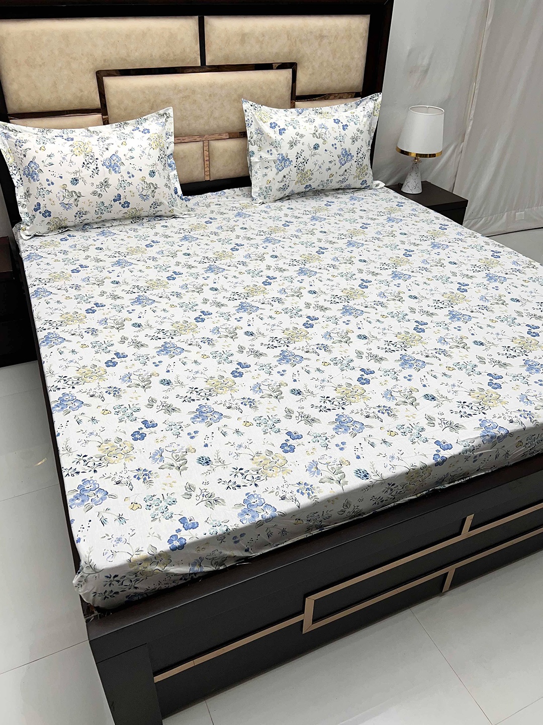 

Pure Decor White & Grey Pure Cotton 240 TC Super King Fitted Bedsheet with 2 Pillow Covers