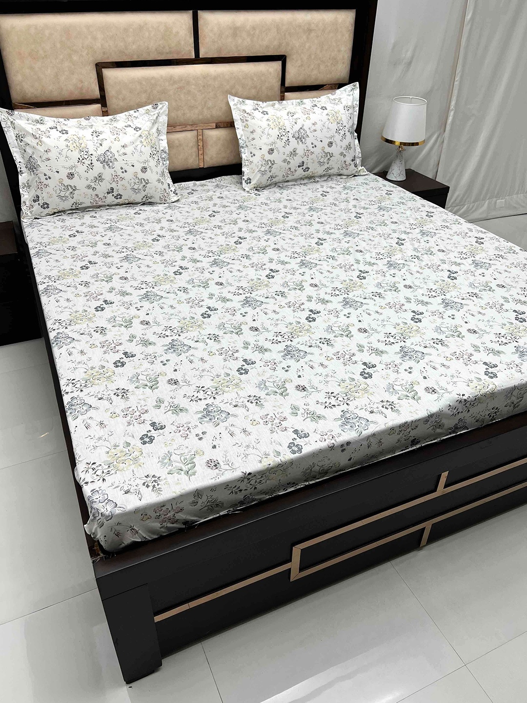 

Pure Decor Gem White Floral Pure Cotton 240 TC Fitted King Bedsheet with 2 Pillow Covers