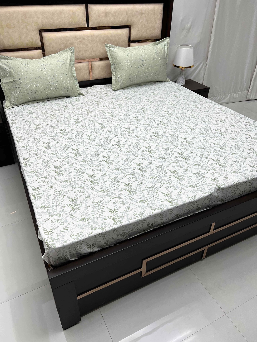 

Pure Decor Sapphire Green Floral Pure Cotton 240 TC King Bedsheet with 2 Pillow Covers