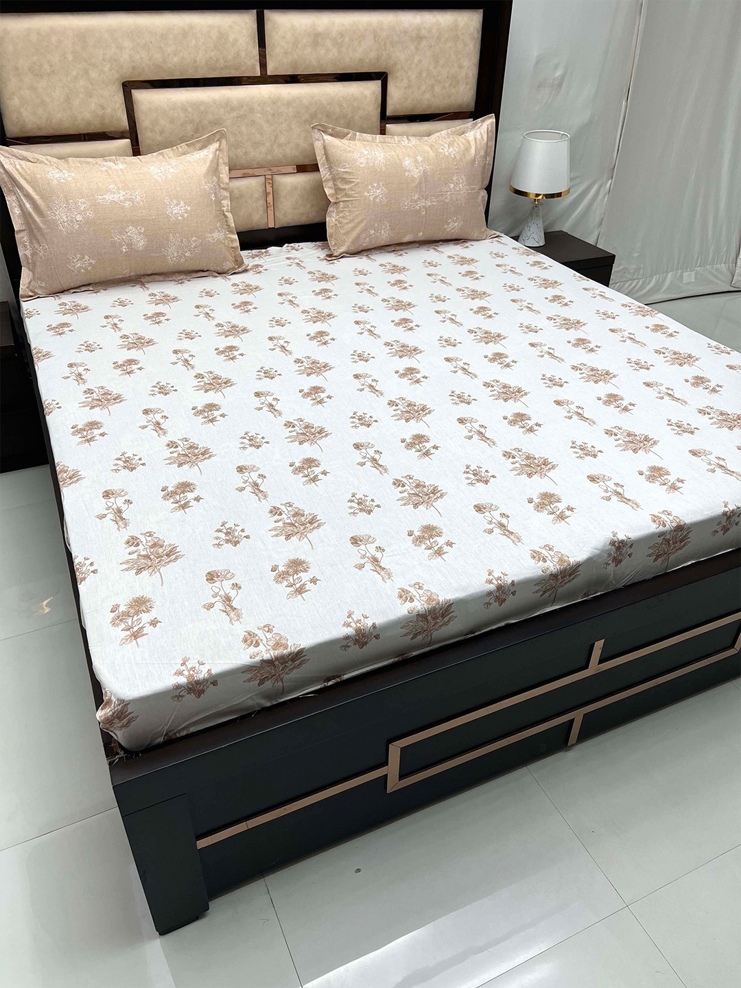 

Pure Decor Sapphire Brown & White Printed Cotton Fitted King Bedsheet with 2 Pillow Covers