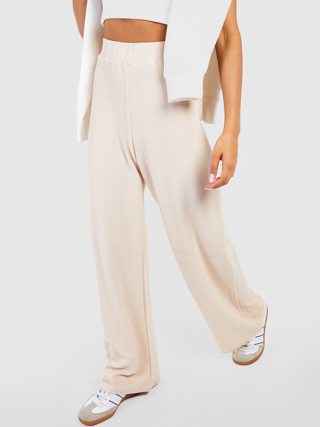 

Boohoo Women Mid-Rise Regular Trousers, Off white