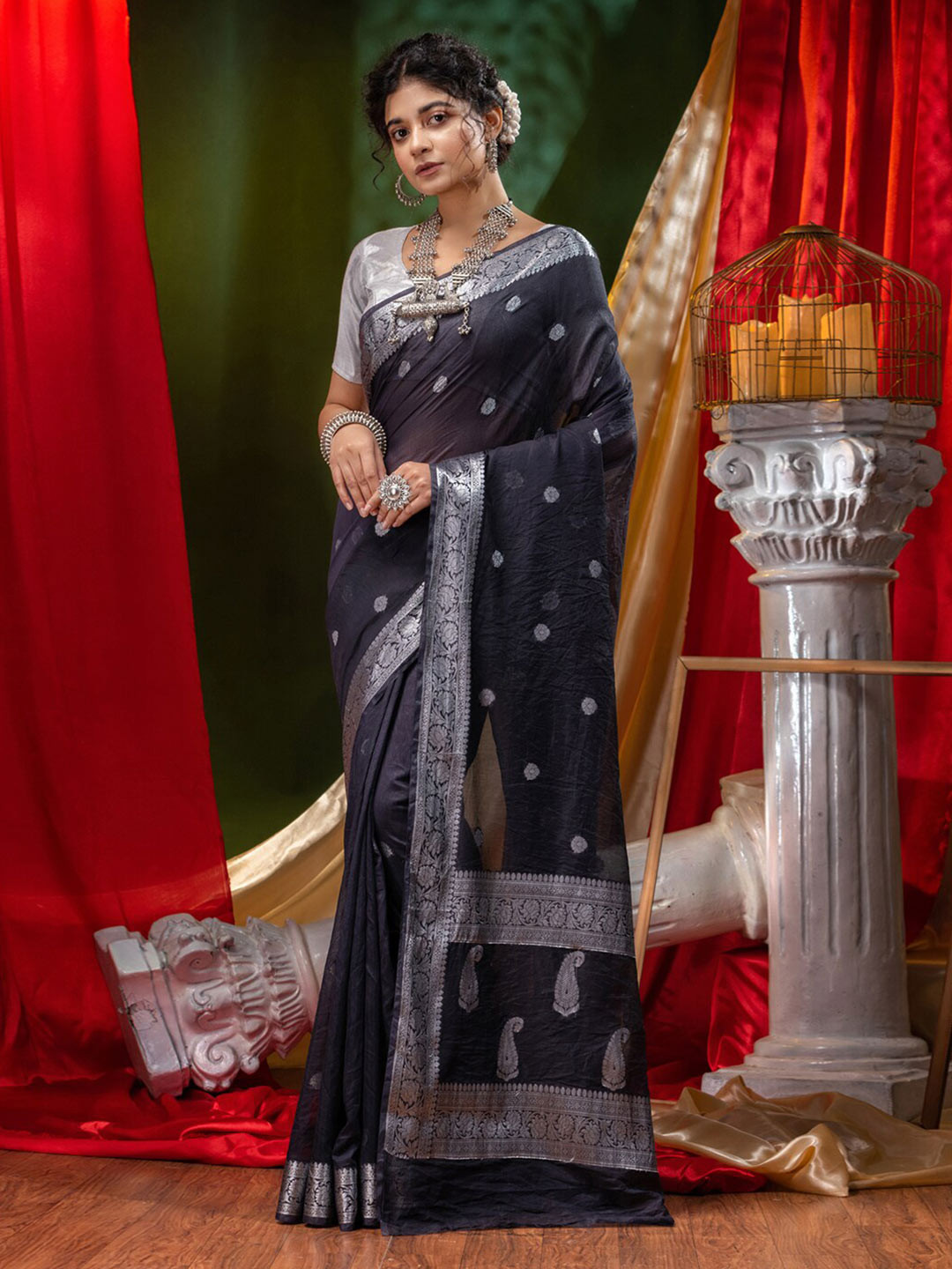

HOUSE OF BEGUM Woven Design Zari Banarasi Saree, Black