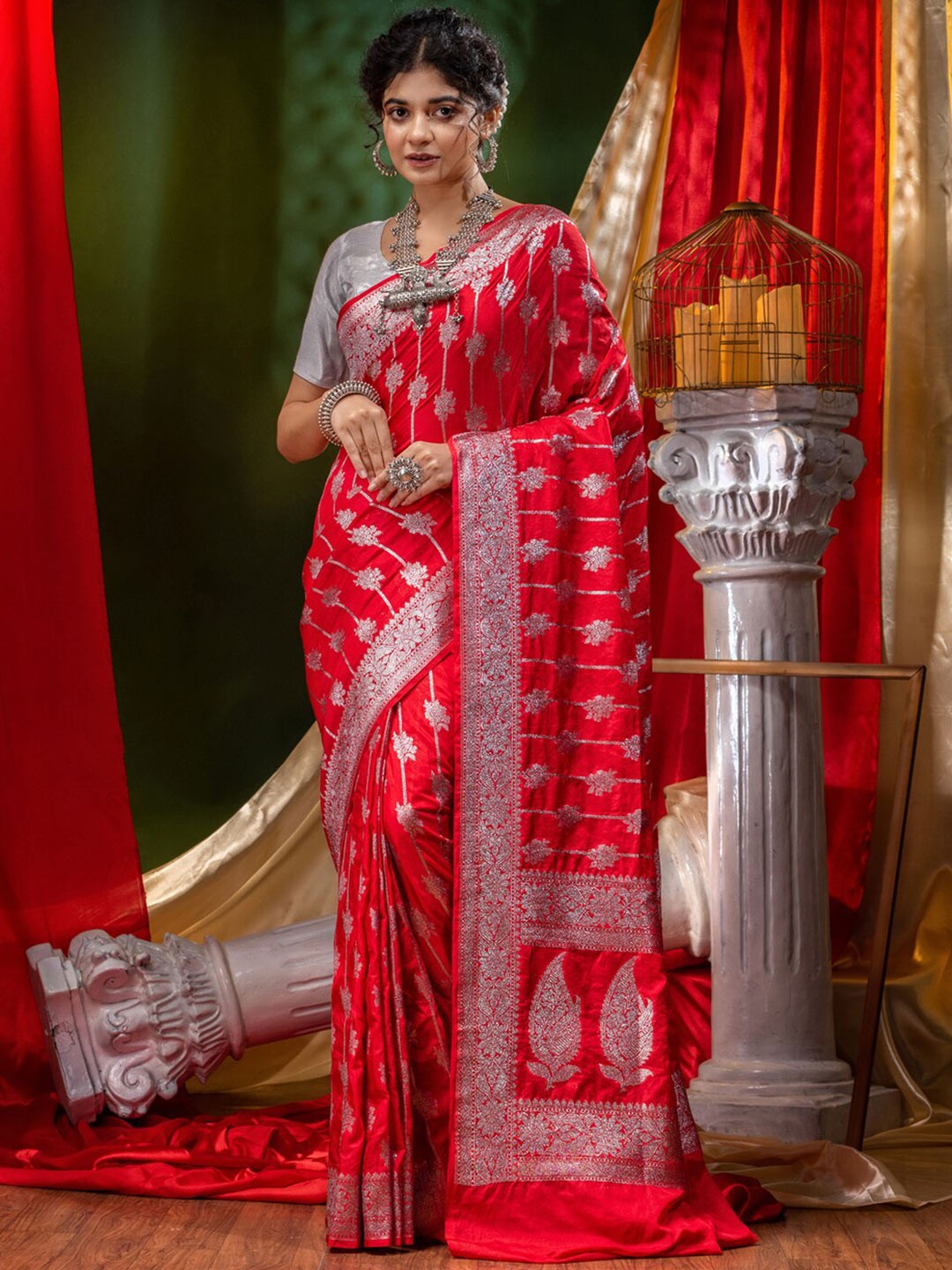 

HOUSE OF BEGUM Floral Woven Design Zari Banarasi Saree, Red