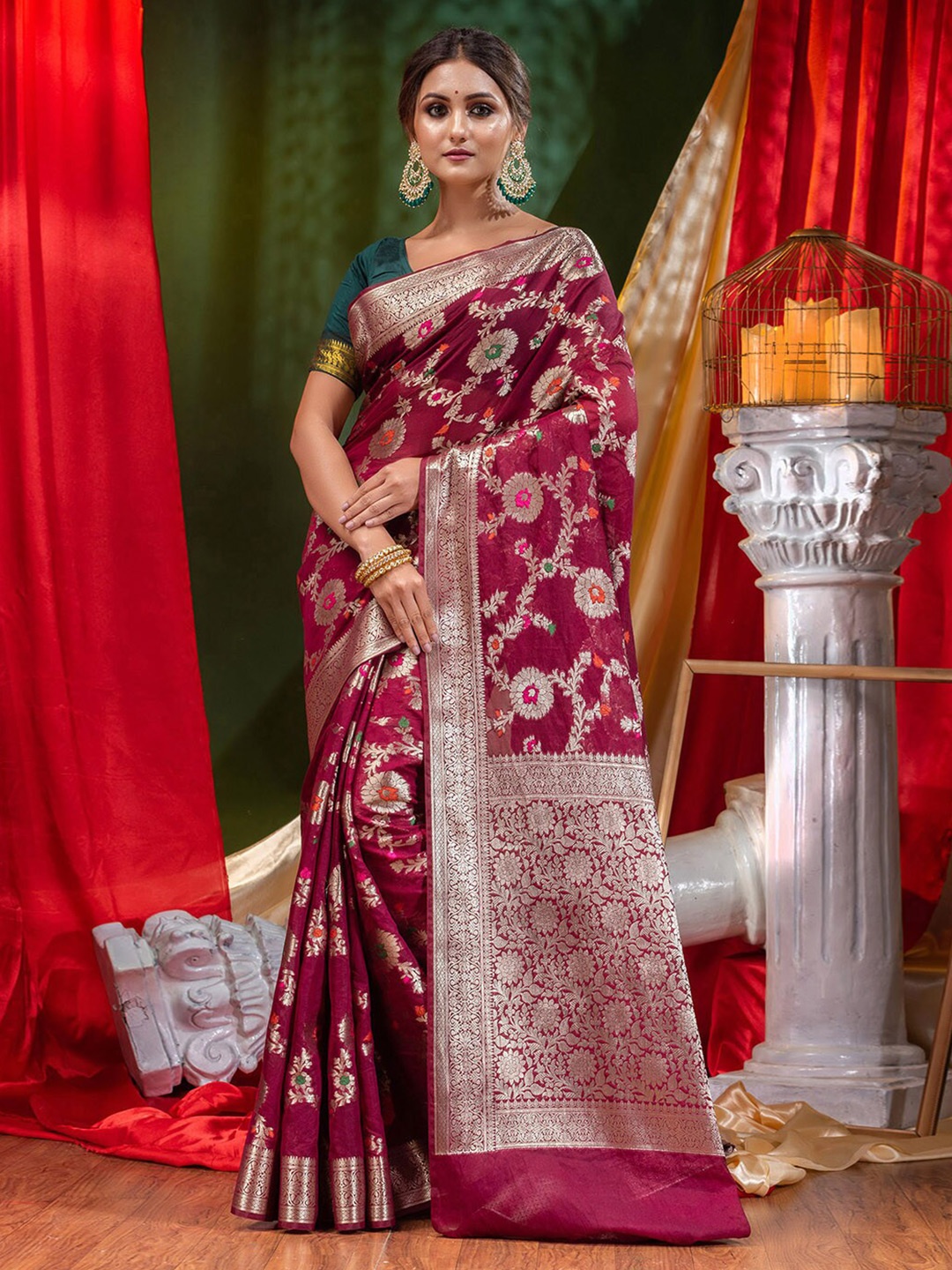 

HOUSE OF BEGUM Woven Design Zari Banarasi Saree, Maroon