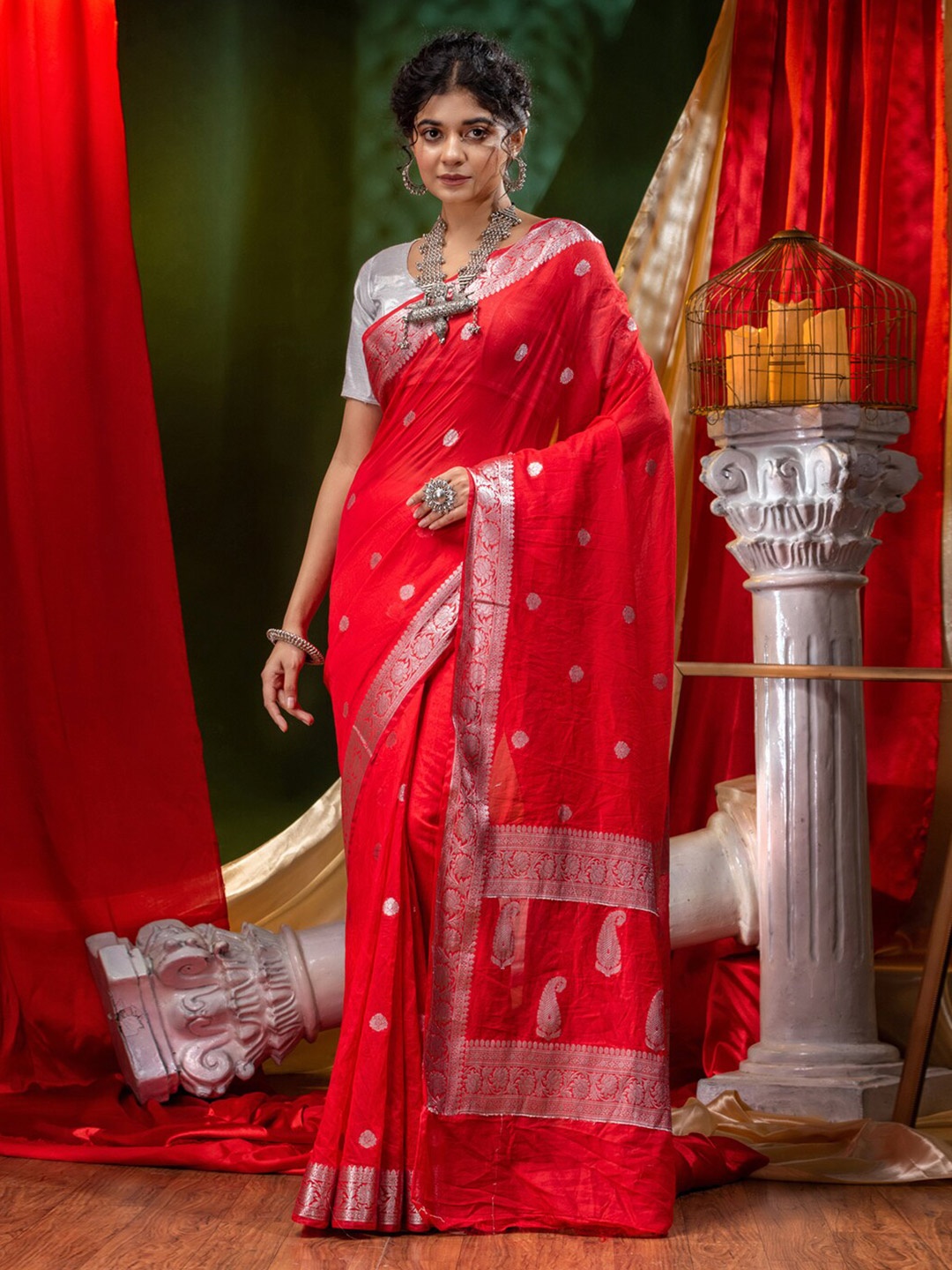 

HOUSE OF BEGUM Ethnic Motifs Woven Design Zari Pure Chiffon Banarasi Saree, Red