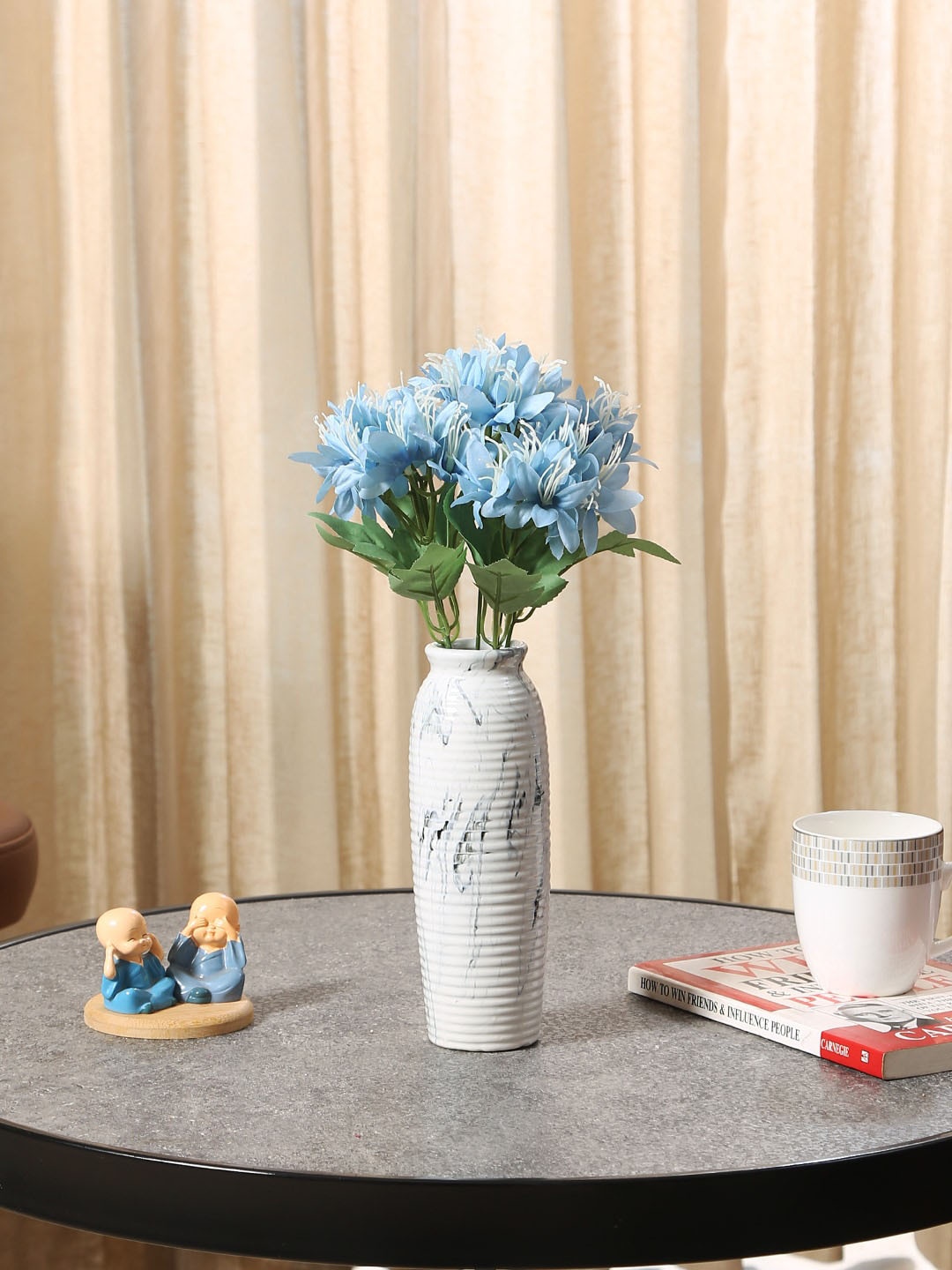 

Fourwalls Blue Daisy Flower Bunch With 5 branches