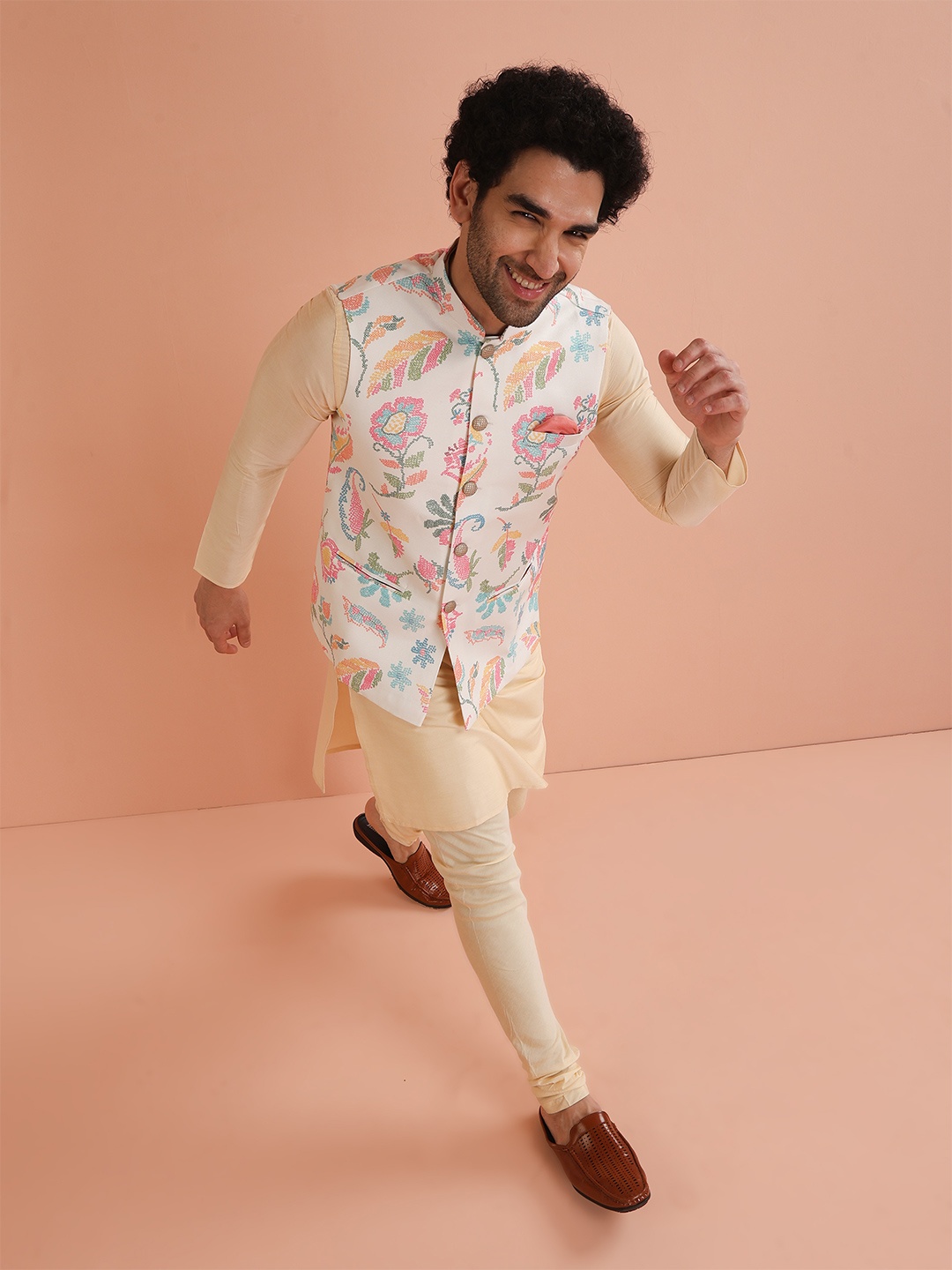 

KISAH Mandarin Collar Regular Kurta with Trousers & Nehru jacket, Yellow