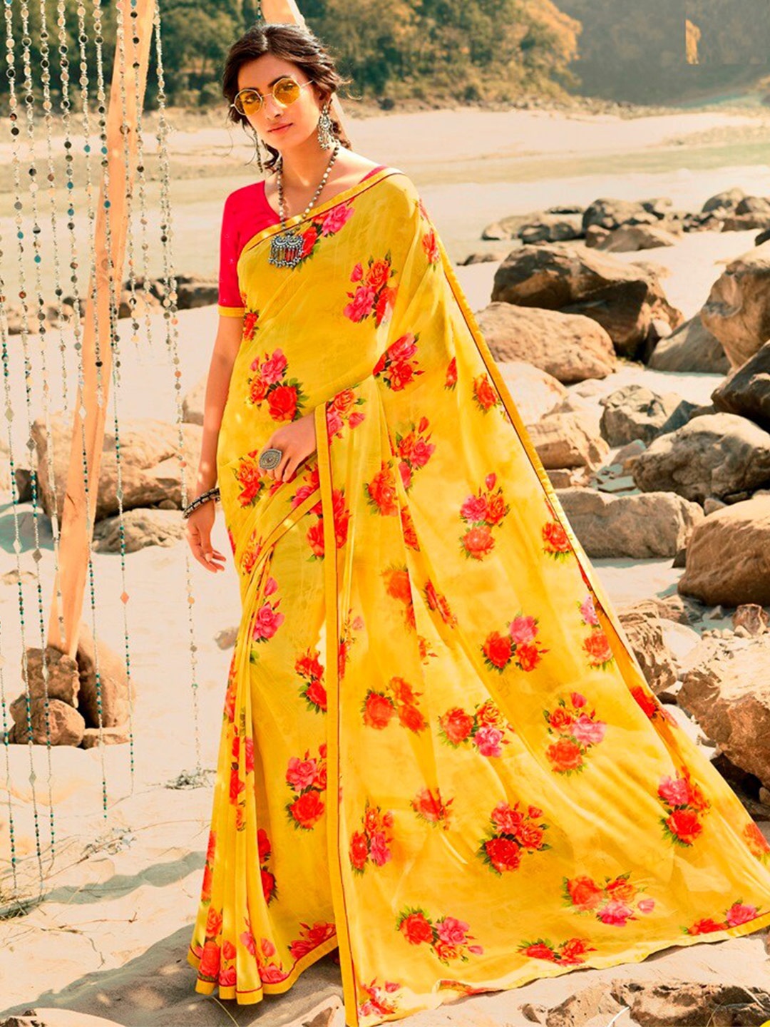 

VAIRAGEE Floral Printed Saree, Yellow