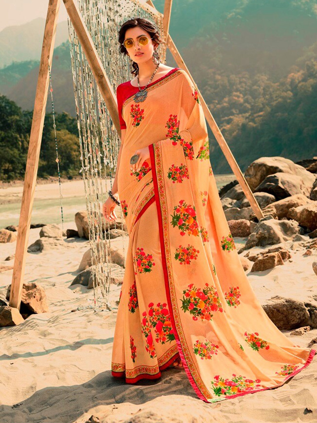 

VAIRAGEE Floral Printed Saree, Peach