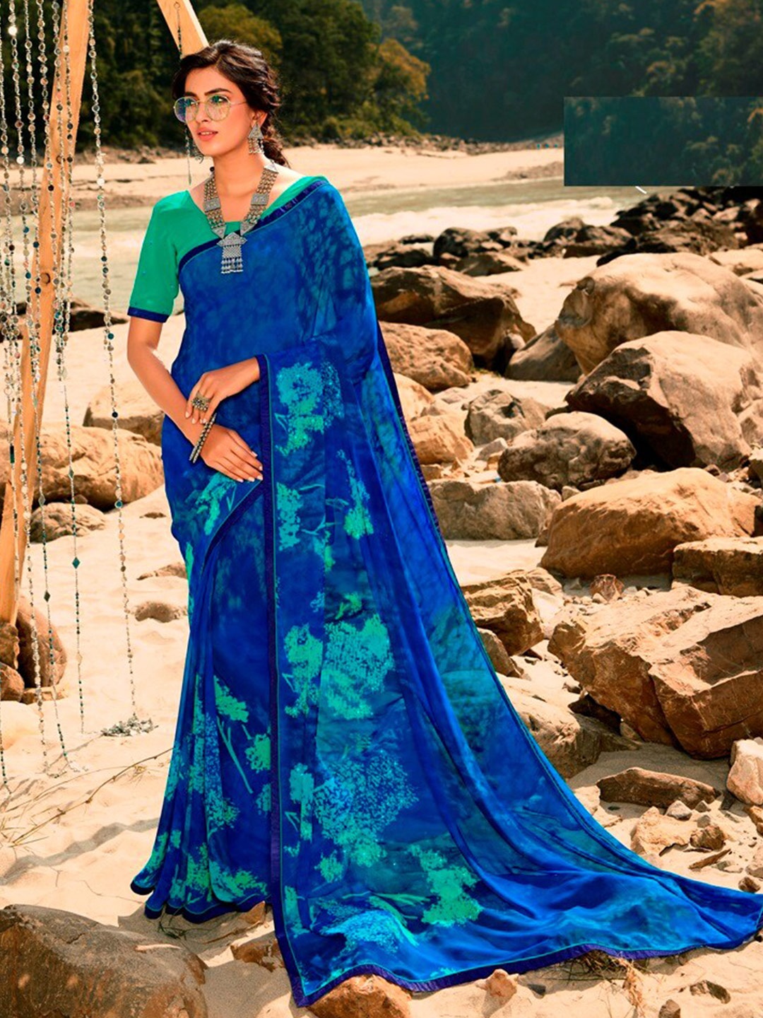 

VAIRAGEE Floral Printed Saree, Navy blue