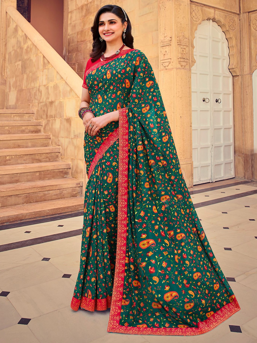 

VAIRAGEE Floral Printed Poly Georgette Saree, Green