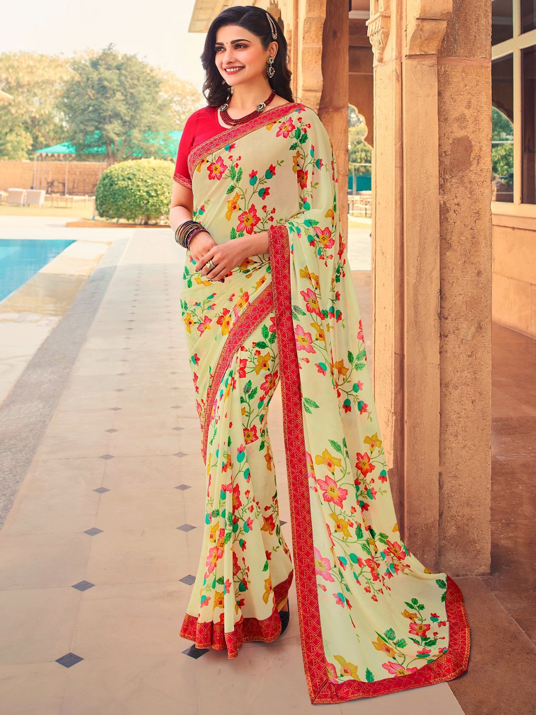 

VAIRAGEE Floral Printed Poly Georgette Saree, Cream