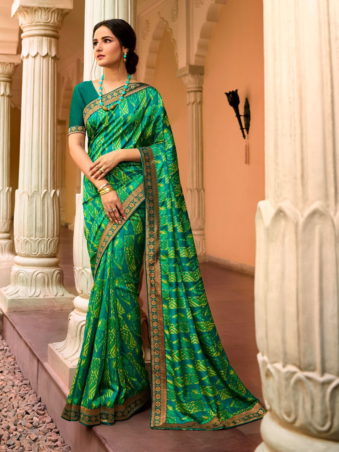 

VAIRAGEE Floral Printed Saree, Turquoise blue