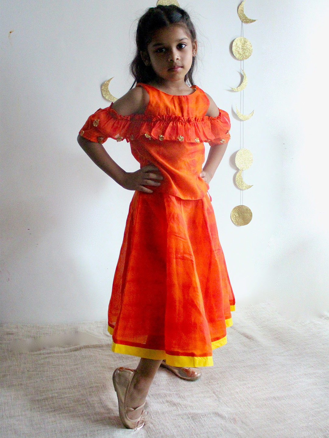 

charkhee Girls Tie & Dye Dyed Cold Shoulder Sleeves Ready to Wear Lehenga & Choli, Orange