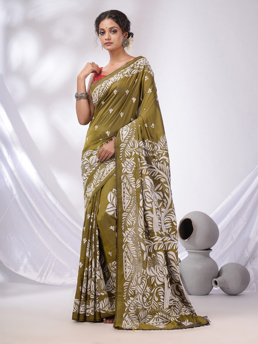 

Charukriti Ethnic Motifs Embroidered Kantha Work Silk Blend Saree, Green