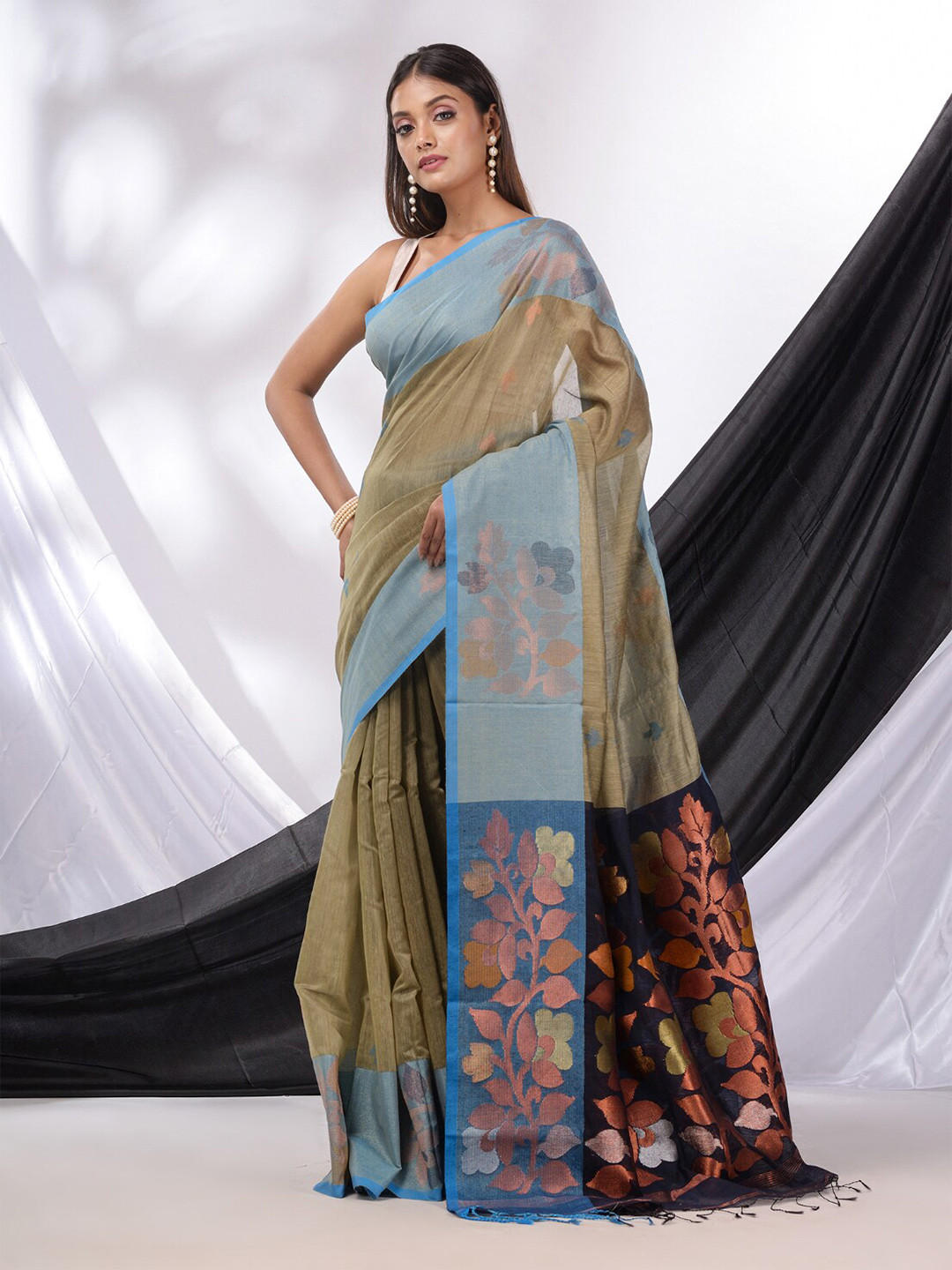 

Charukriti Woven Design Zari Saree, Beige