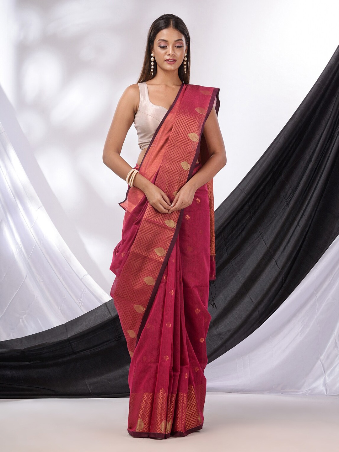 

Charukriti Woven Design Zari Saree, Fuchsia