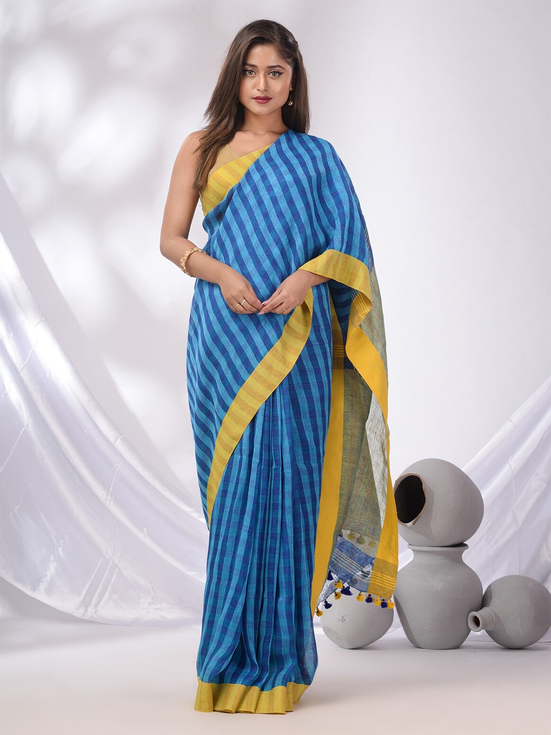 

Charukriti Checked Pure Linen Saree, Blue