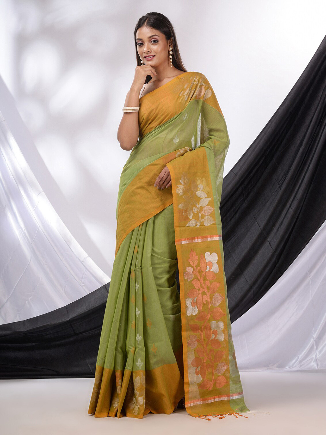 

Charukriti Woven Design Zari Saree, Green