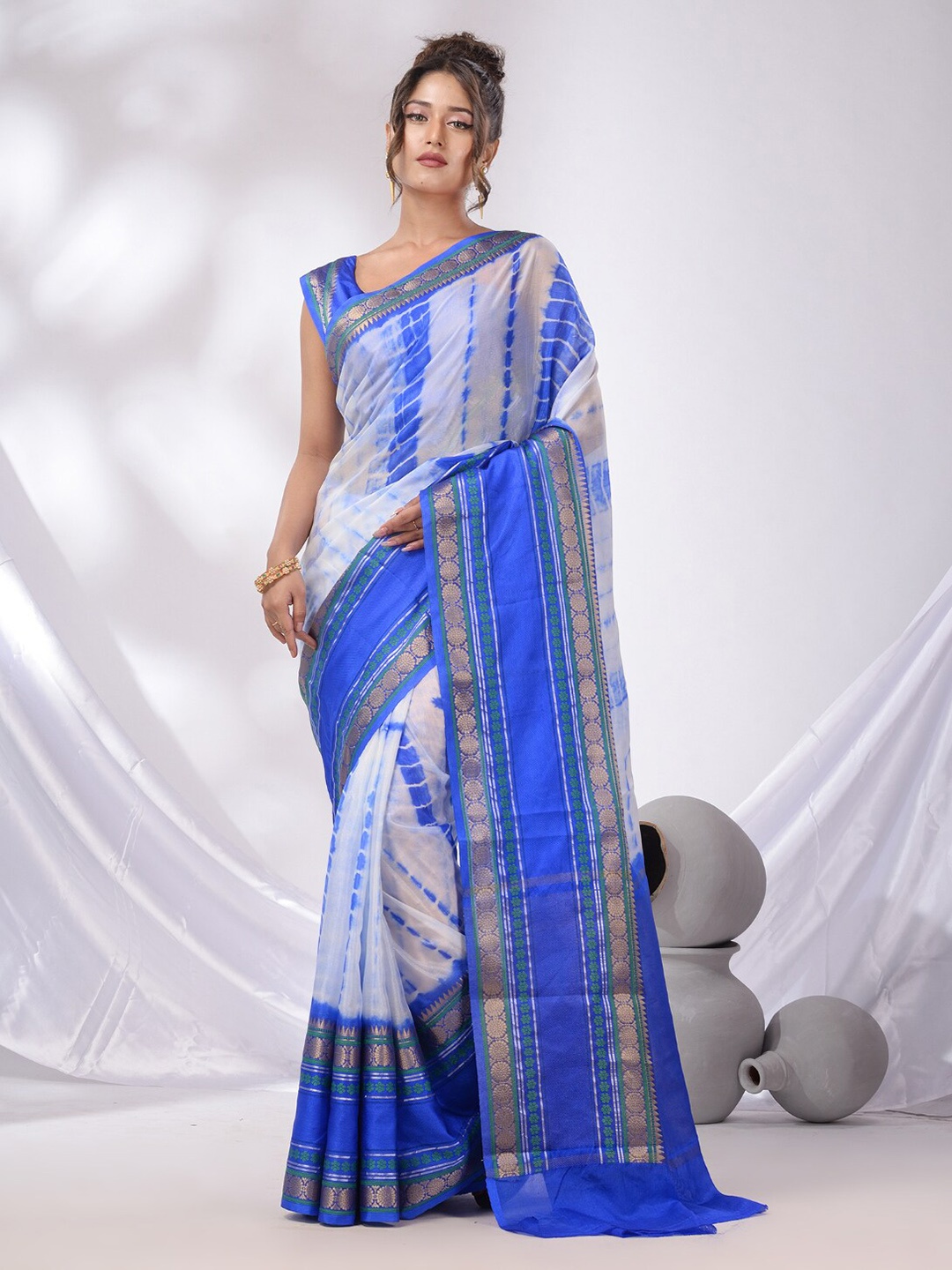 

Charukriti Tie and Dye Zari Saree, White